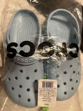CROCS 
Woman’s 10 
Men’s 8 
Blue